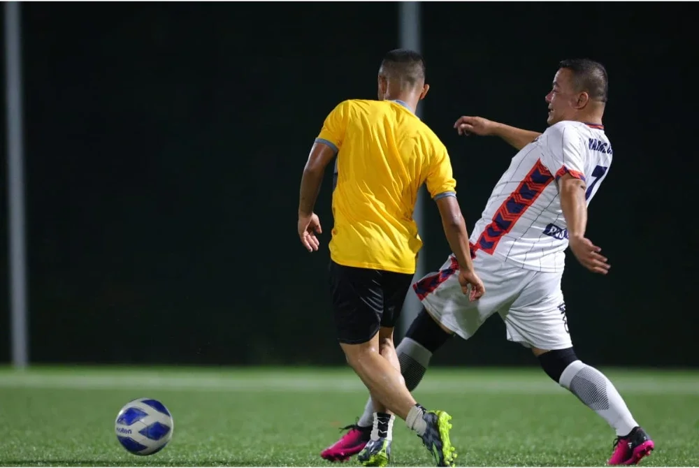 Naazron (kanan) mengetuai IPD Kajang ketika aksi persahabatan menentang CiJA di Arena Sukan Azman Hashim UKM pada Jumaat.