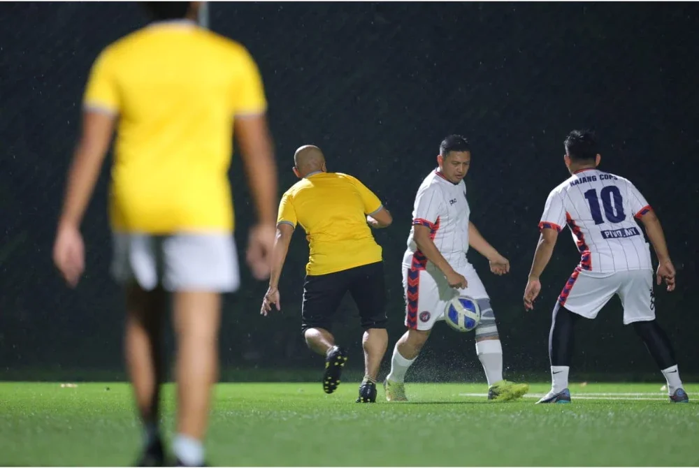 Sebahagian aksi persahabatan antara IPD Kajang dan Cija di Arena Sukan Azman Hashim UKM pada Jumaat.