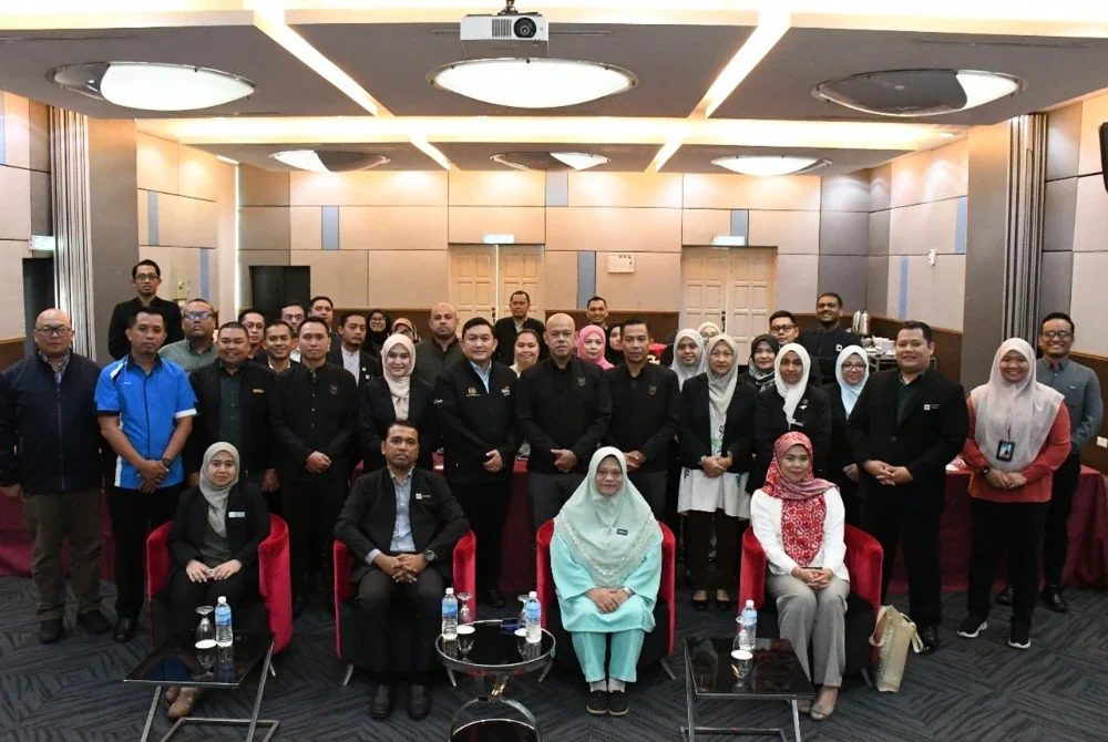 Junipah (dua dari kanan) pada program TEKAD 2025 dengan kerjasama AADK pada Jumaat.