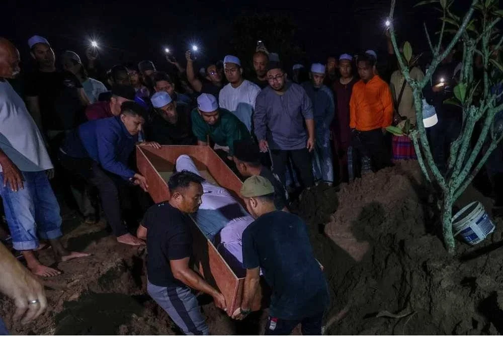 Jenazah Allahyarham Mustaqqeem dikebumikan di Tanah Perkuburan Islam Lahar Tabut pada Sabtu. Foto Bernama