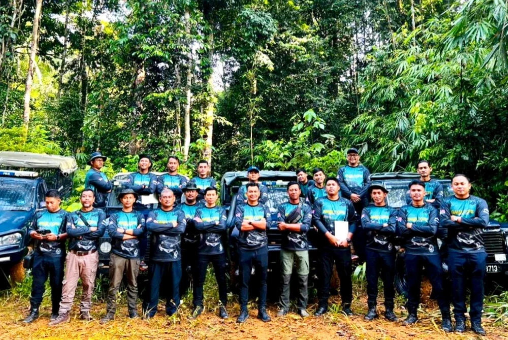 Mohd Shahril (barisan hadapan,tengah) bersama peserta LDP Pengendalian Kenderaan 4X4 yang diadakan di Hutan Simpan Hulu Sempam, Raub - Foto: Polis Raub