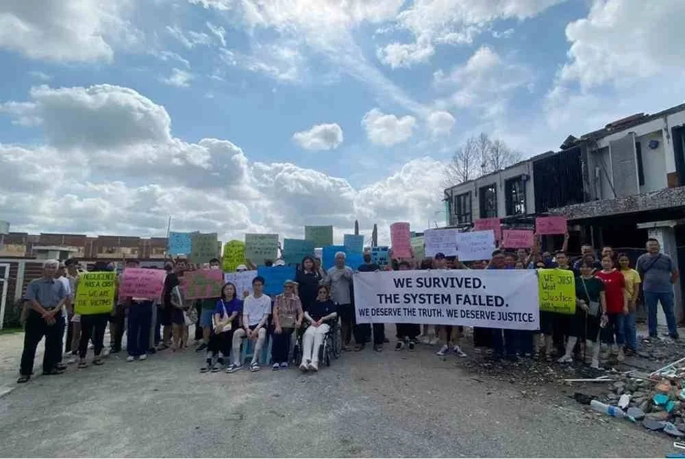 Penduduk antara lain menuntut pampasan atas kerugian termasuk rumah, kesihatan dan ketenangan jiwa selain keadilan serta ketelusan daripada pihak berkuasa. Foto Awani