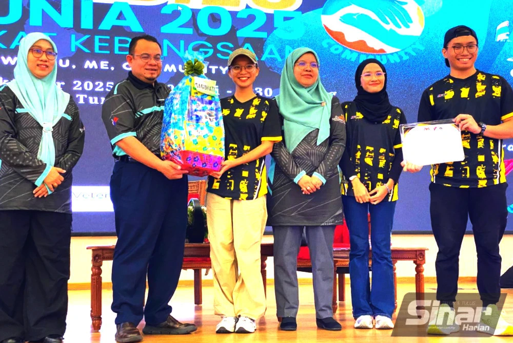 Dr Aida (tiga dari kanan) bersama Hilmi (dua dari kiri) pada Sambutan Hari Rabies Sedunia Peringkat Kebangsaan Bagi Tahun 2025 di Mydin Mall Tunjong, Kota Bharu pada Sabtu.