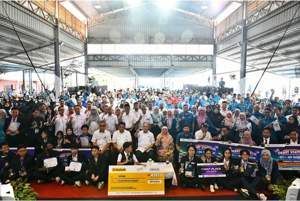 Wan Rosdy (duduk di tengah) bersama Mohd Uzir (enam dari kanan) bergambar bersama tetamu yang hadir sempena perasmian HSN di Dewan Terbuka Laman Sejahtera, Sungai Koyan, Lipis pada Sabtu. Foto: Facebook Wan Rosdy