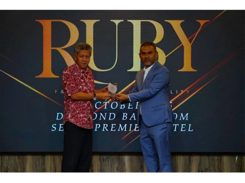 Dr. Noor Azam menyampaikan cenderahati kepada Shahruddin.