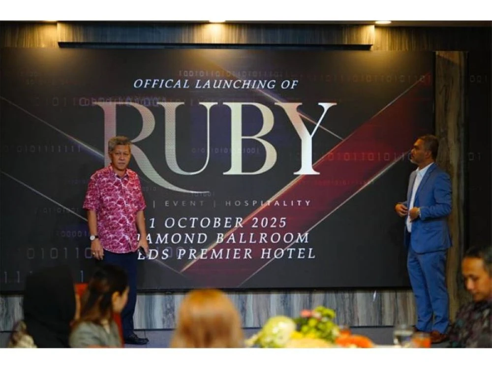 Ketua Setiausaha Kementerian Pelancongan, Kesenian dan Waris (MOTAC), Datuk Shaharuddin Abu Sohot (kiri) bersama Pengarah Eksekutif Rubyverse Sdn. Bhd, Dr Noor Azam Samsudin ketika majlis pelancaran Ruby F&B and Event Space, Sabtu lepas.