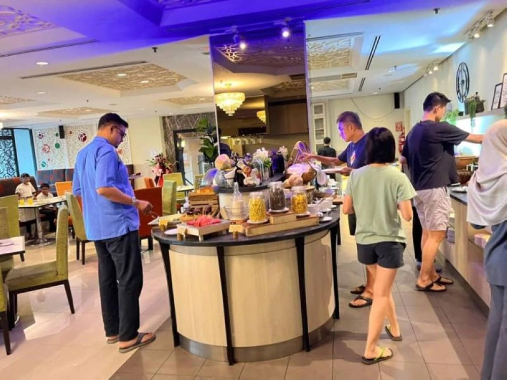 Suasana kafe yang dioperasikan oleh Ruby F&B and Event Space di Hotel Seeds Premier, Sri Petaling.