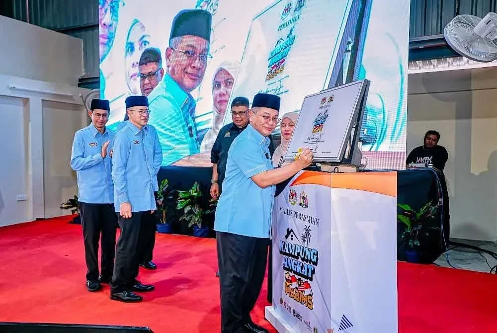 Mohd Na’im ketika Majlis Perasmian Kampung Angkat MABIMS yang disempurnakan oleh Ketua Menteri, Datuk Seri Ab Rauf Yusoh di Kampung Pulau, Masjid Tanah, Masjid Tanah pada Sabtu.