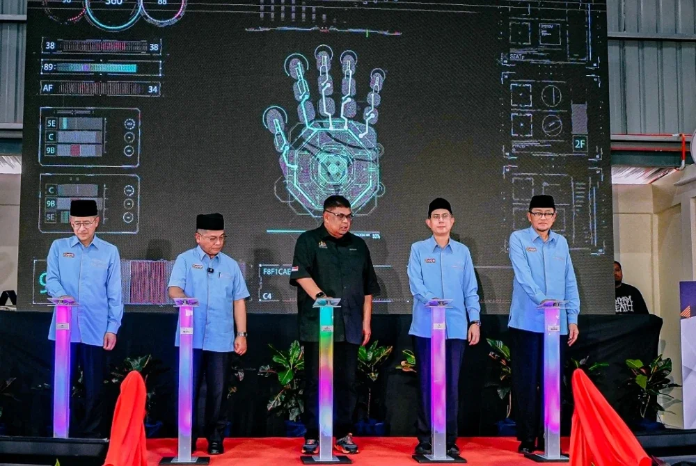 Ab Rauf (tengah) bersama Mohd Na’im (dua dari kiri) dan ketika majlis perasmian Kampung Angkat MABIMS di Kampung Pulau, Masjid Tanah, Alor Gajah pada Sabtu.