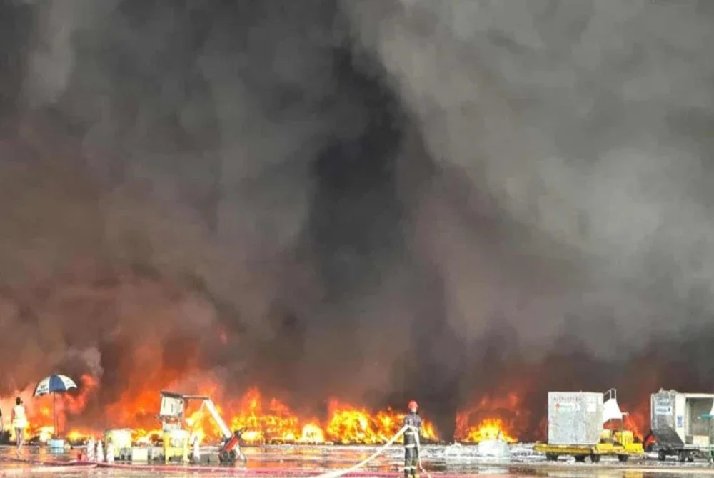 Tentera Darat, Tentera Udara dan Tentera Laut Bangladesh turut menyertai usaha memadam kebakaran, bersama dua platun Pasukan Pengawal Sempadan. - X @DDNewslive