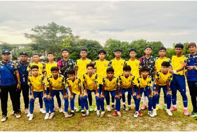 Mohd Faiz bersama barisan jurulatih dan pemain SMK Putra Perdana saingan Piala Datuk Mokhtar Dahari B-15 2025.