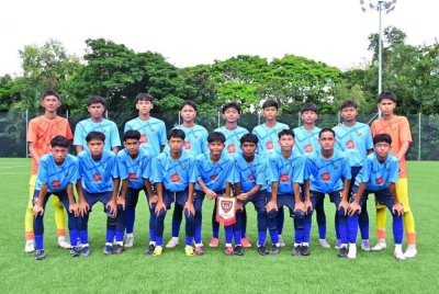 Barisan pemain SMK Meru yang mengalas cabaran Piala Datuk Mokhtar Dahari B-15 2025.