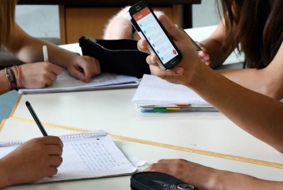 Cadangan kerajaan larang telefon pintar bagi pelajar bawah 16 tahun dilihat langkah bijak tangani isu keselamatan, disiplin dan ketagihan digital dalam kalangan remaja sekolah. Gambar hiasan