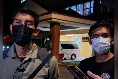 Muhammad Hafidz (kiri) dan Rafiq ketika ditemui pemberita di Unit Forensik Hospital Slim River pada Jumaat.
