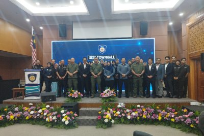 Mohd Shuhaily bergambar bersama pegawai AKPS pada Jumaat.