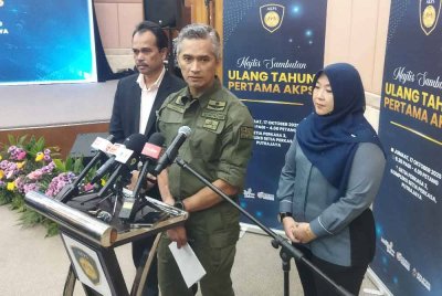 Mohd Shuhaily (tengah) pada sidang media sempena Majlis Sambutan Ulang Tahun Pertama AKPS di ibu pejabat agensi itu.