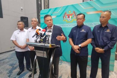 Saifuddin (tengah) ketika sidang akhbar selepas merasmikan Simposium Jabatan Pendaftaran Pertubuhan Malaysia (JPPM) 2025 pada Sabtu.