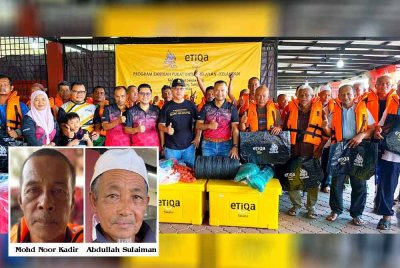 Kebimbangan para nelayan di Pantai Geting, Tumpat terubat apabila menerima bantuan pukat serta kelengkapan daripada IAM dan Etiqa Takaful.Foto: SINAR HARIAN/HAZELEN LIANA KAMARUDIN