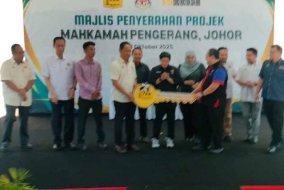Azalina (tengah) menyaksikan penyerahanProjek Pembinaan Mahkamah Baharu Pengerang di Bandar Penawar pada Sabtu.