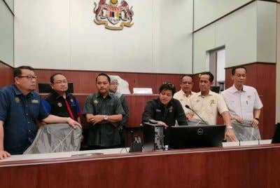 Azalina (tengah) ketika meninjau Mahkamah Baharu Pengerang di Bandar Penawar pada Sabtu.