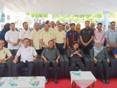 Azalina (duduk, dua dari duduk) menyerahkan projek pembinaan Mahkamah Pengerang di Bandar Penawar pada Sabtu.