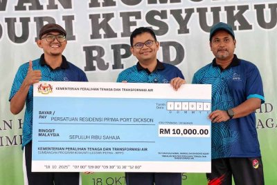 Akmal Nasrullah(tengah) menyampaikan replika cek sumbangan kepada Persatuan Penduduk RPPD