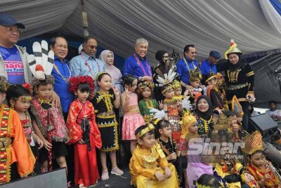 Ahmad Zahid ketika menyempurnakan Karnival Mooda @ Desa X PNG: Penanak Culture Sabah di Pantai Odec, UMS.