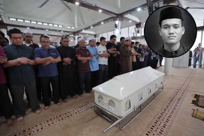 Solat jenazah ke atas Allahyarham Ahmad Arif Zawir dihadiri rakan-rakan, ahli keluarga serta pensyarah bagi memberikan penghormatan terakhir.