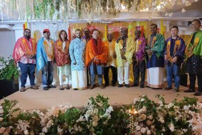 Wan Saiful (tengah) turut memuat naik gambar bersama tetamu dan penganjur pada Majlis Sambutan Hari Deepavali di Kajang