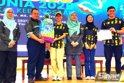 Dr Aida (tiga dari kanan) bersama Hilmi (dua dari kiri) pada Sambutan Hari Rabies Sedunia Peringkat Kebangsaan Bagi Tahun 2025 di Mydin Mall Tunjong, Kota Bharu pada Sabtu.