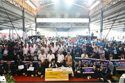 Wan Rosdy (duduk di tengah) bersama Mohd Uzir (enam dari kanan) bergambar bersama tetamu yang hadir sempena perasmian HSN di Dewan Terbuka Laman Sejahtera, Sungai Koyan, Lipis pada Sabtu. Foto: Facebook Wan Rosdy