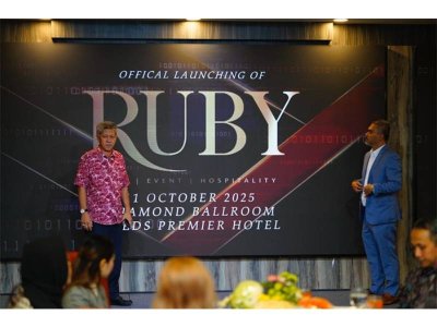 Ketua Setiausaha Kementerian Pelancongan, Kesenian dan Waris (MOTAC), Datuk Shaharuddin Abu Sohot (kiri) bersama Pengarah Eksekutif Rubyverse Sdn. Bhd, Dr Noor Azam Samsudin ketika majlis pelancaran Ruby F&B and Event Space, Sabtu lepas.