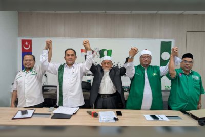 Mahfodz (tengah) selepas Mesyuarat Penuh Ahli Jawatankuasa Badan Perhubungan Pas Johor bagi sesi 2025–2027 di Bandar Baru Uda pada Sabtu.