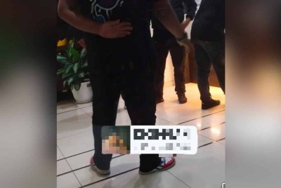 Penguatkuasa JAINJ menyerbu menahan suami orang serta janda di sebuah hotel di Batu Pahat pada Jumaat.- Foto JAINJ