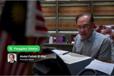 Anwar menerima panggilan telefon daripada Presiden Mesir, Abdel Fattah el-Sisi petang tadi. Foto Facebook Anwar Ibrahim