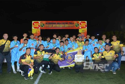 SMK Meru meraikan kejayaan menjuarai Piala Datuk Mokhtar Dahari B-15. Foto MOHD HALIM ABDUL WAHID-SINAR HARIAN