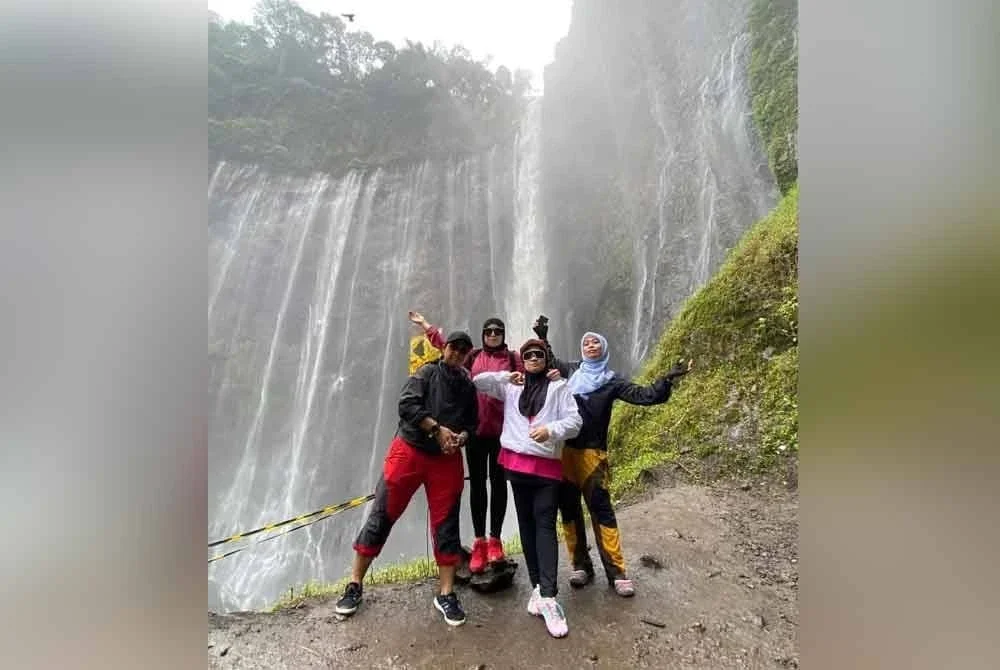 Selly (kanan) dan rakan-rakannya ketika mendaki Tumpak Sewu Lumajang, Surabaya, Indonesia.