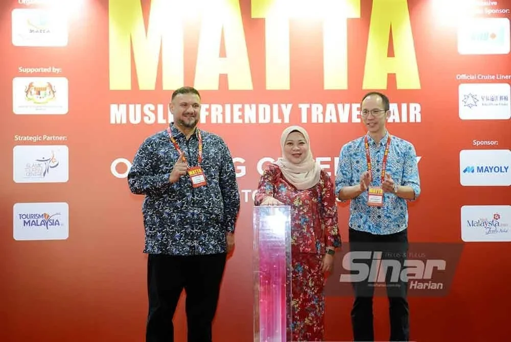 Nigel (kanan) dan Nur Alyssa ketika gimik perasmian MATTA-MFTF di WTC pada Sabtu. Foto: MOHD HALIM ABDUL WAHID