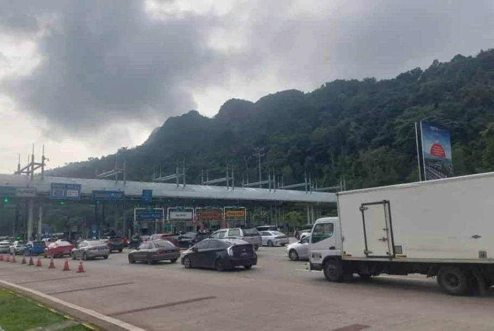 Orang ramai mula meninggalkan ibu kota sempena cuti Deepavali, menyebabkan aliran trafik ke arah timur meningkat sejak pagi Ahad.