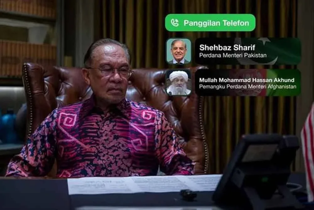 Anwar ketika menghubungi rakan sejawat di Pakistan, Afghanistan - Foto: FB Anwar Ibrahim