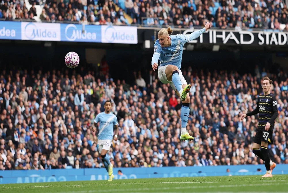 Haaland menyerlah dua gol ketika City menjinakkan Everton di Stadium Etihad. Foto Agensi