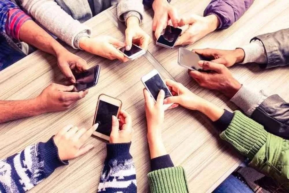 Generasi kini dilahirkan di dunia yang dipenuhi peranti. - Gambar hiasan