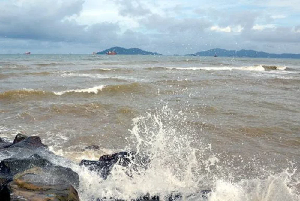 MetMalaysia mengeluarkan nasihat berkaitan Ribut Tropika Fengshen yang bergerak ke arah barat laut dengan kelajuan 30 kilometer sejam (km/j) pada jarak kira-kira 961km ke timur laut, Kudat, Sabah. Foto hiasan