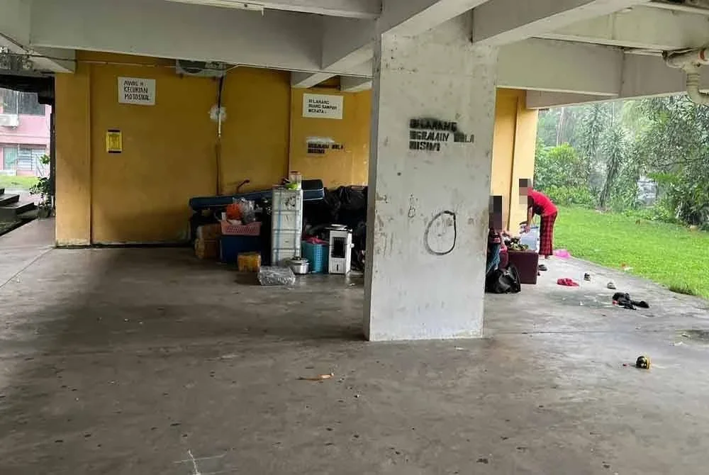 Bahagian bawah pangsapuri yang dihuni keluarga berkenaan sejak beberapa hari lalu sebelum dipindahkan ke tempat selamat.