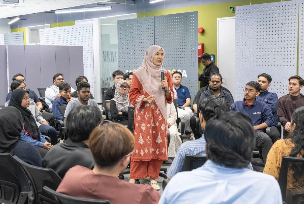 Nurul Izzah bertindak sebagai mentor untuk membimbing graduan seperti Sharvin.