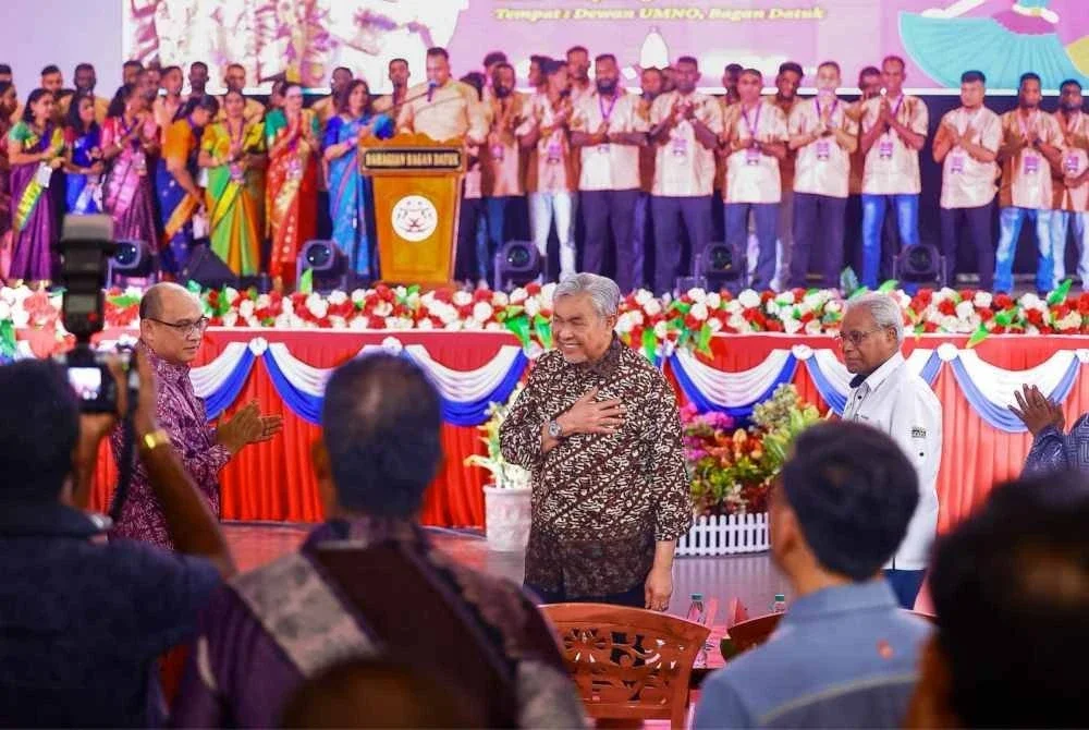 Ahmad Zahid ketika hadir Majlis Sambutan Deepavali 2025 bersama komuniti India di Parlimen Bagan Datuk. Foto FB Zahid Hamidi