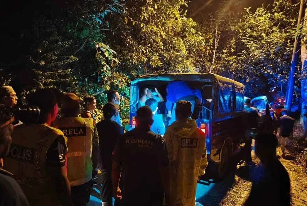 Mayat mangsa diserahkan kepada pihak polis untuk tindakan lanjut. Foto bomba