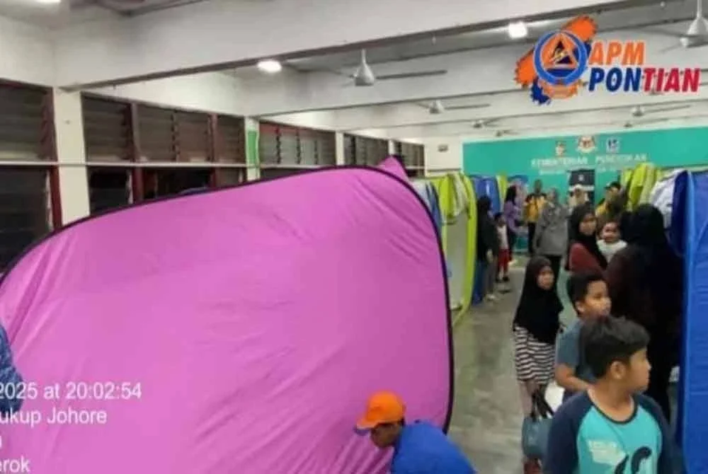 Sebuah PPS dibuka di SK Penerok bagi menempatkan mangsa banjir kilat yang terjejas di Penerok, Pontian.