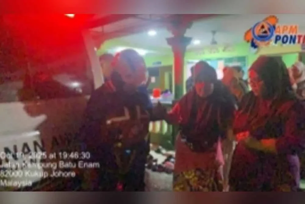 Seramai 57 penduduk daripada 21 keluarga dipindahkan selepas kediaman mereka dilanda banjir kilat pada Ahad.