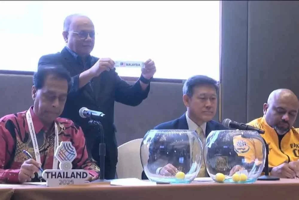 Setiausaha Agung PSM, Datuk Abidullah Salleh semasa proses pengundian pasukan untuk acara sepak takraw Sukan SEA Thailand 2025 di Bangkok pada Ahad.